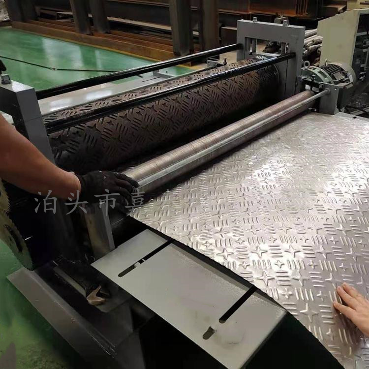 汽车箱板压花机 镀锌板柳叶滚花设备 全自动钢板压花机 多型号 可定制